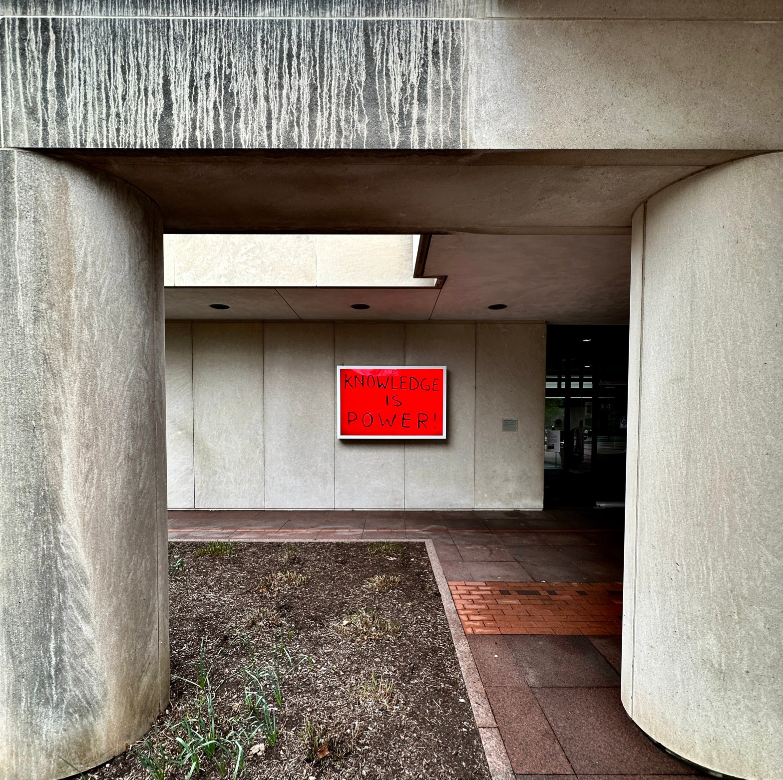 Exterior entrance to the Memorial Art Gallery at the University of Rochester.